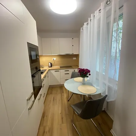 Modern Flat Close To Old Town Kassa